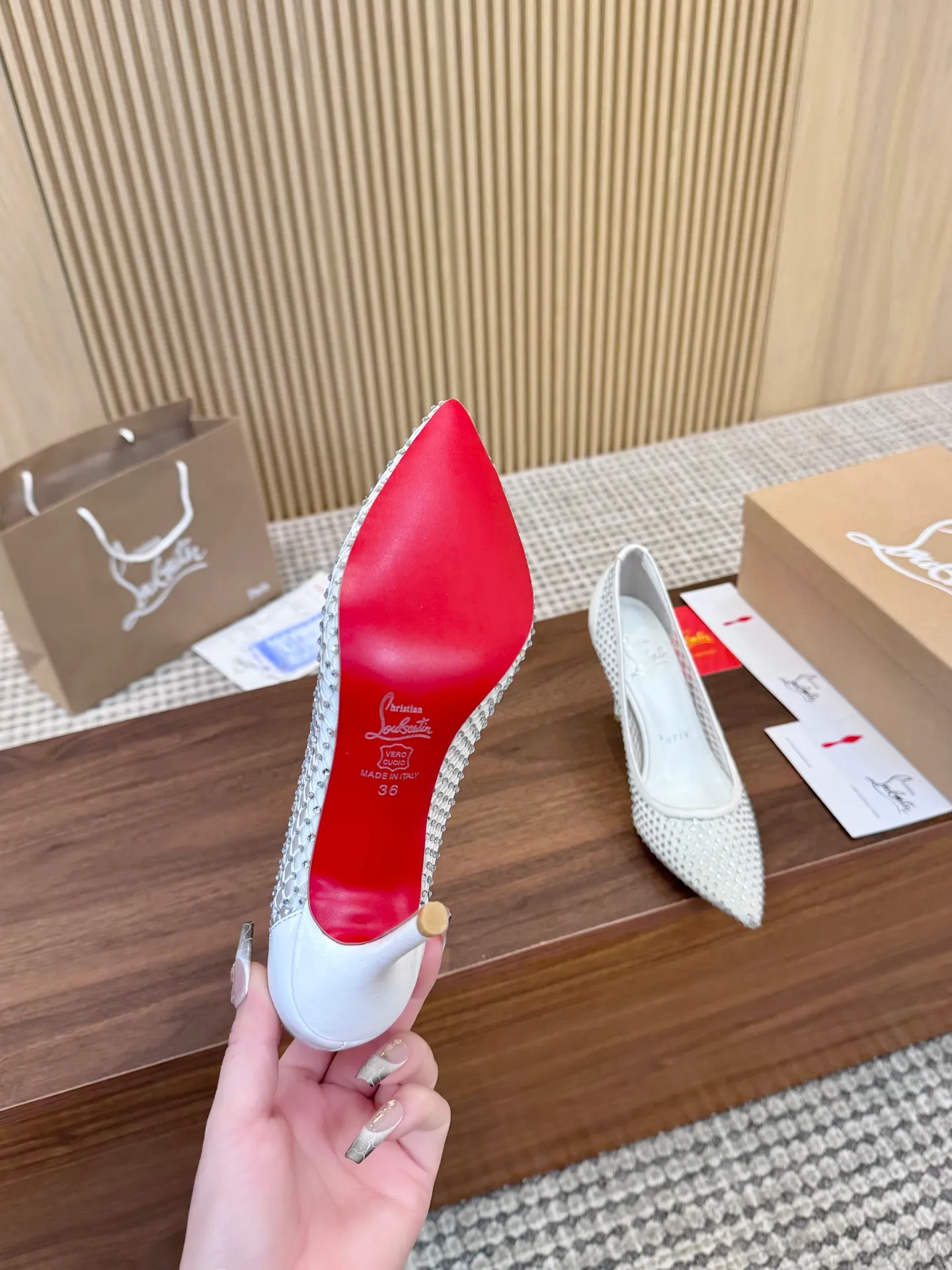 👟👟Ex-factory price 440👟👟 Genuine leather sole +40 Year-round shipment💝Christian Louboutin CL👠 Classic "💎Cow Patent Leather💎Series" noble and luxurious, real blingbling✨ Real materials, all customized by the pattern maker, and the materials are made of original customized materials, achieving the taste of the original 6 color options💍 Upper: imported 👉cow patent leather💪 lining: sheepskin foot pad/lining code number: 34-40.41.42 heel height: two options: 10.5cm and 8.5cm